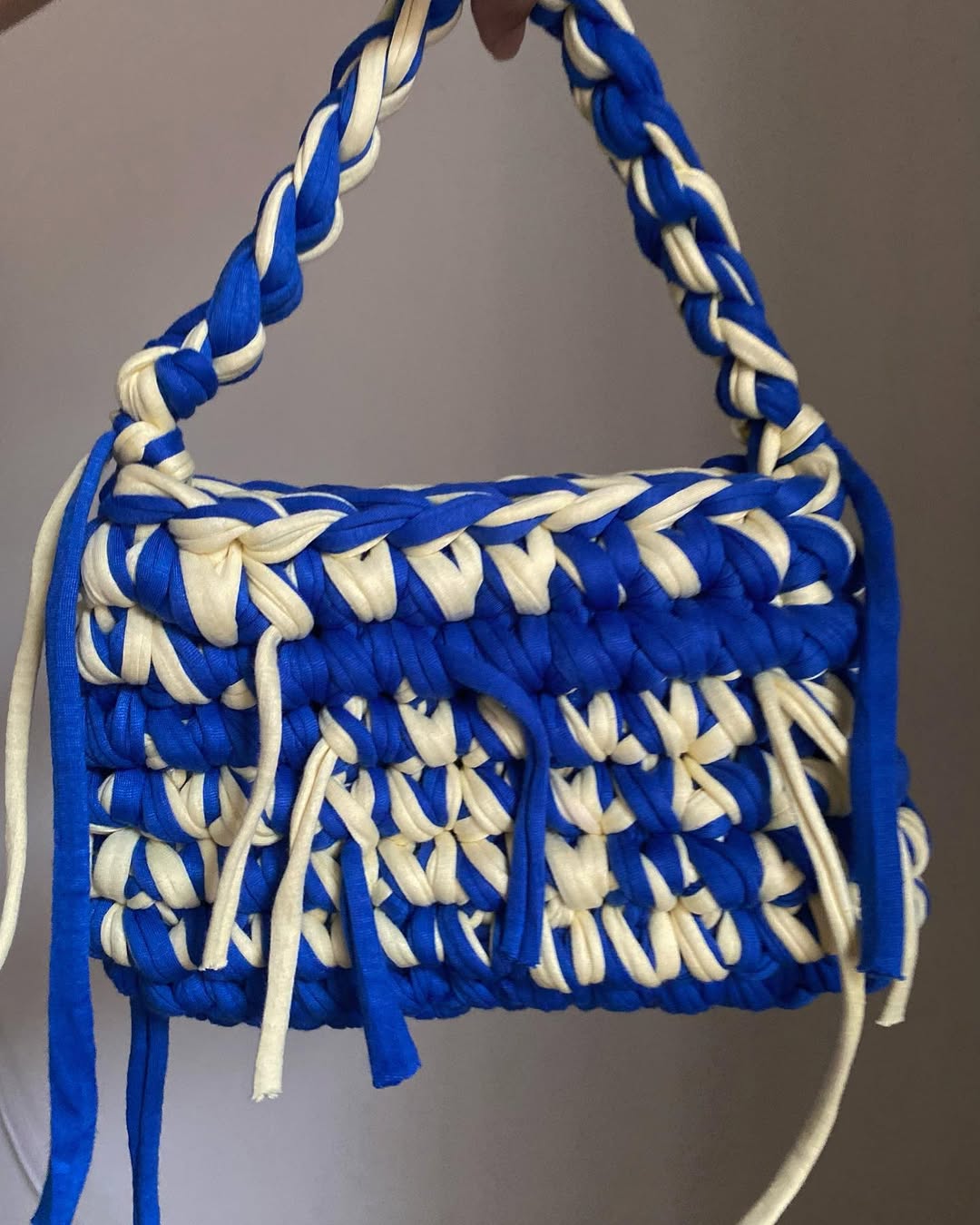 A ahand and shoulder bag