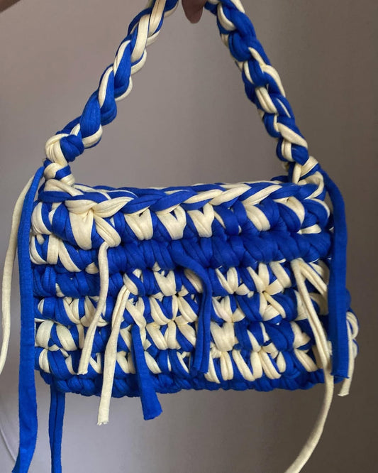 A ahand and shoulder bag