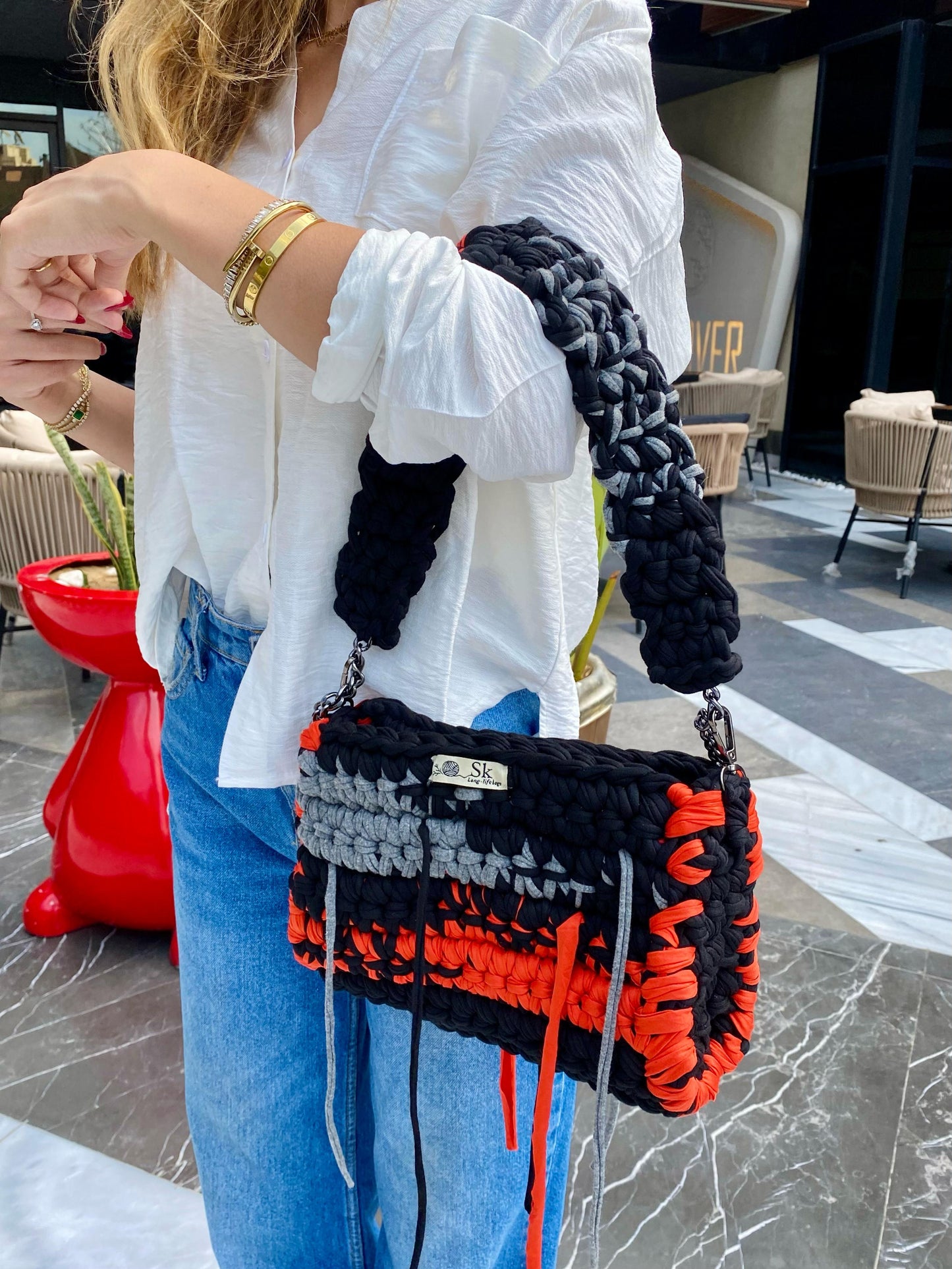 A achunky shoulder and crossy bag