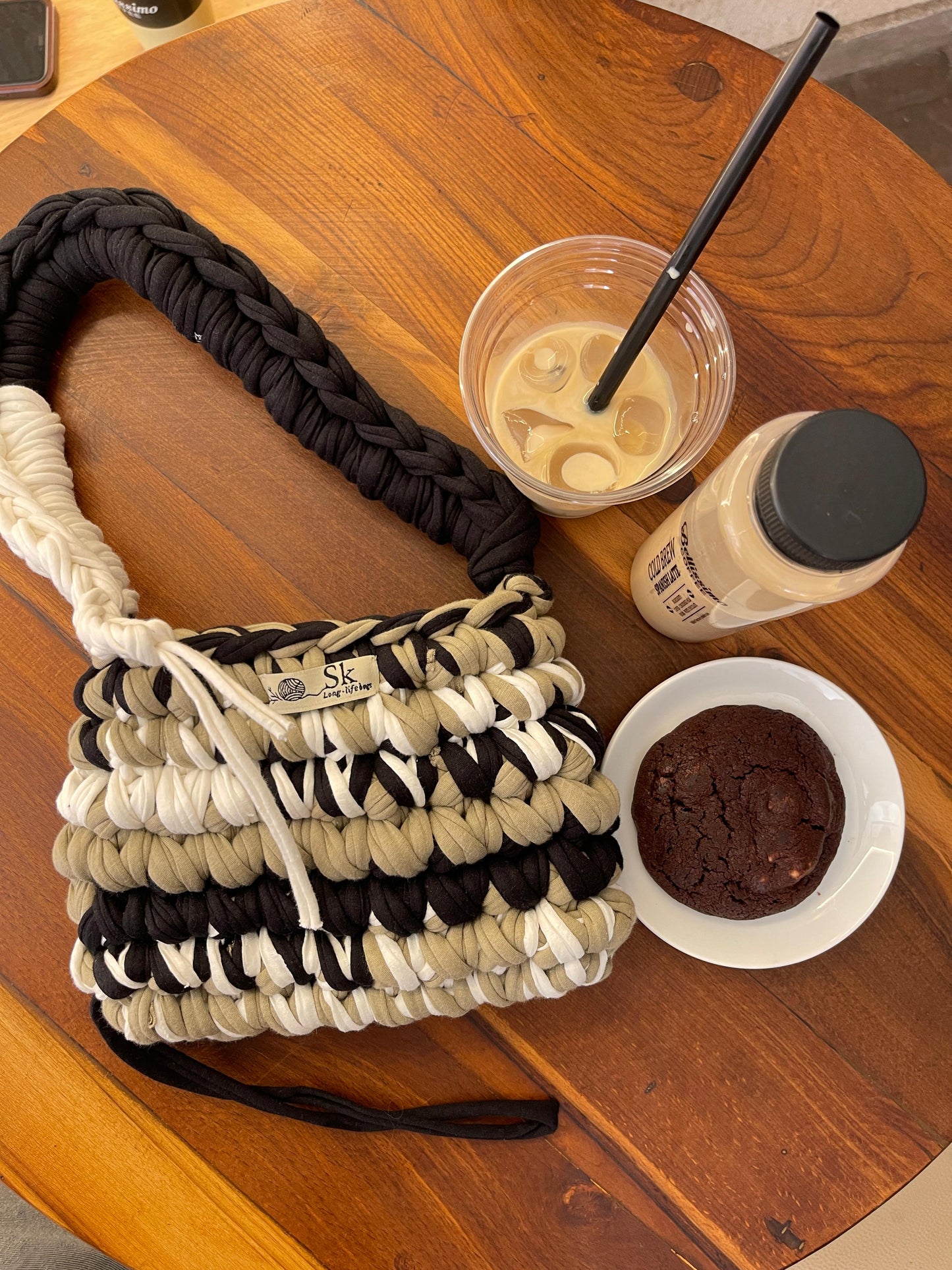 A ahand and shoulder bag